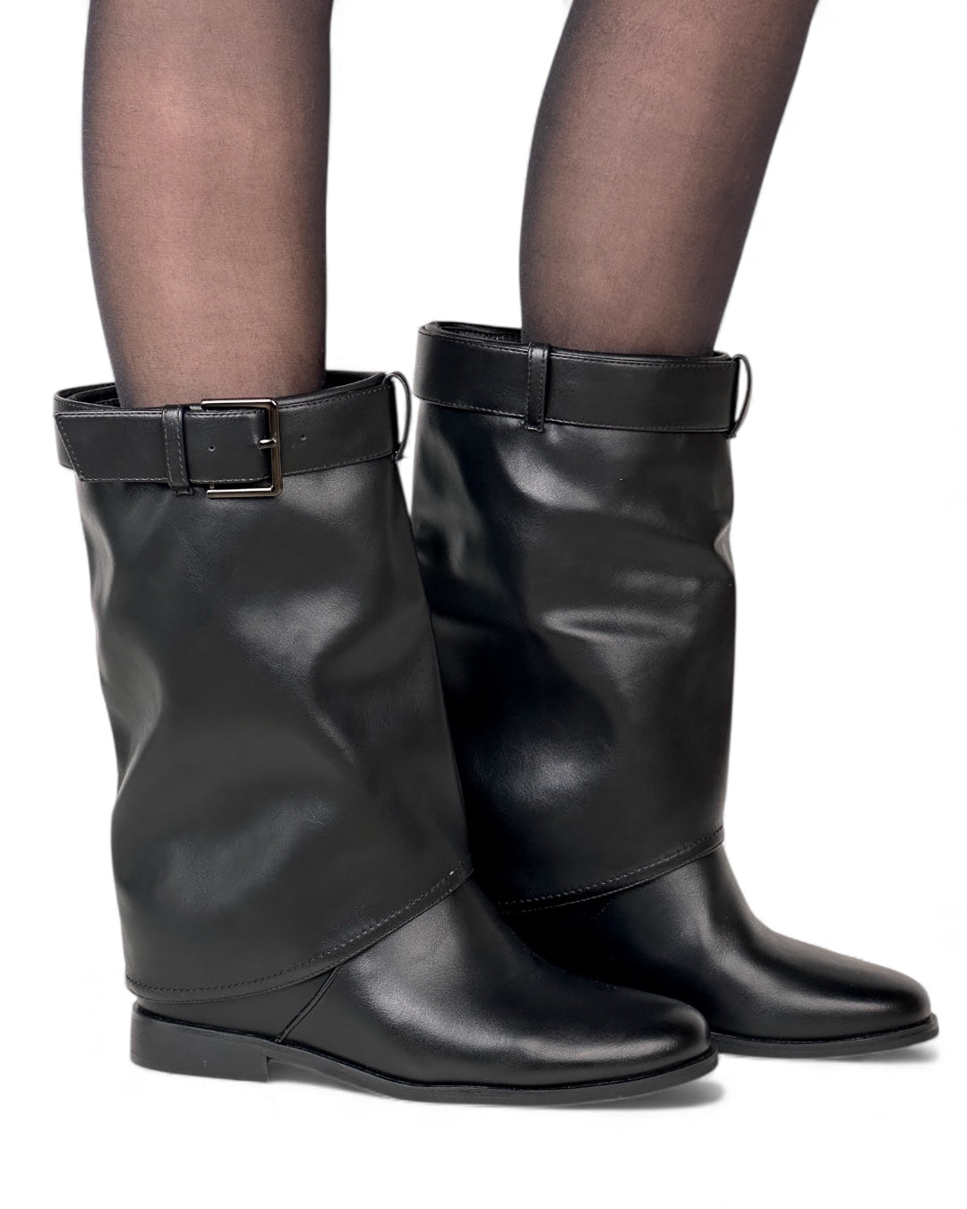 حذاء ذو نعل مسطح وحزام علوي