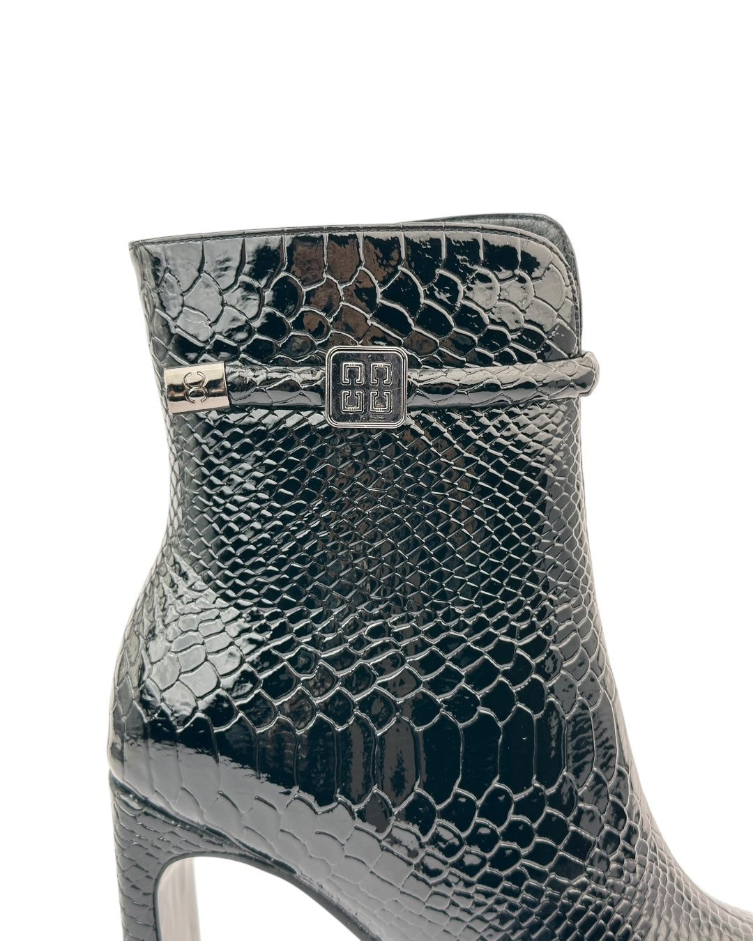 أحذية جلدية لامعة بنقشة جلد الثعبان