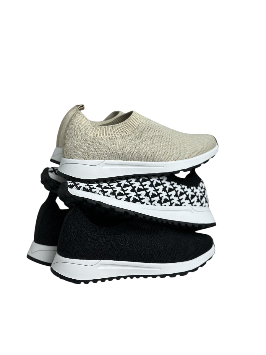 أحذية عملية من القماش الطبي