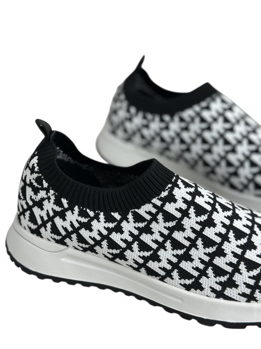 أحذية عملية من القماش الطبي