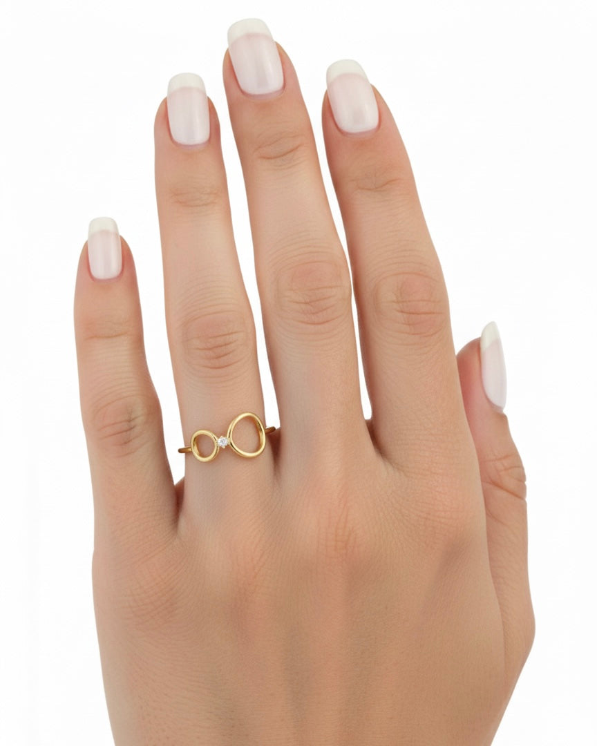 خاتم ذهبي اللون