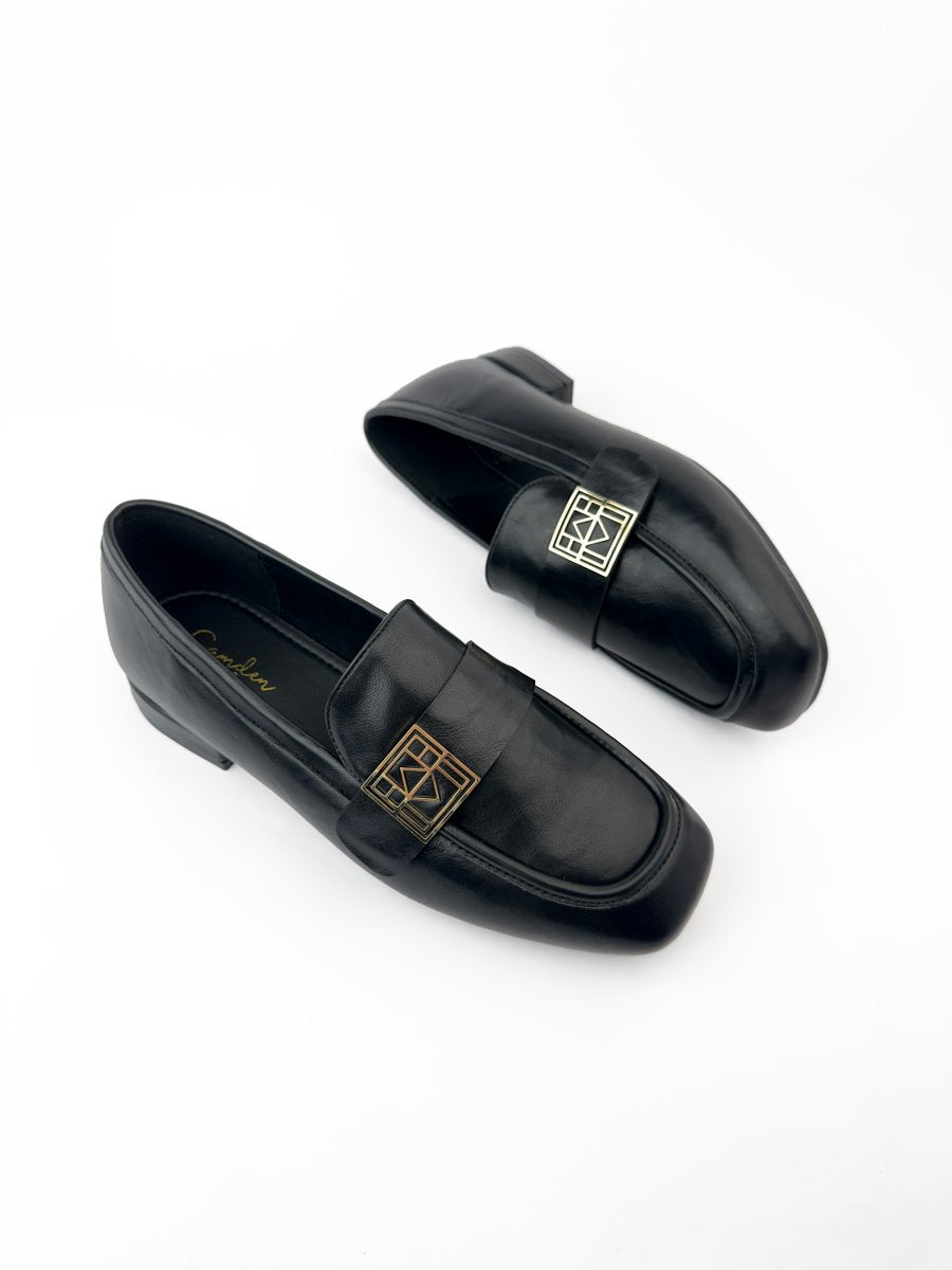 لوفر جلد ذو تفاصيل معدنية