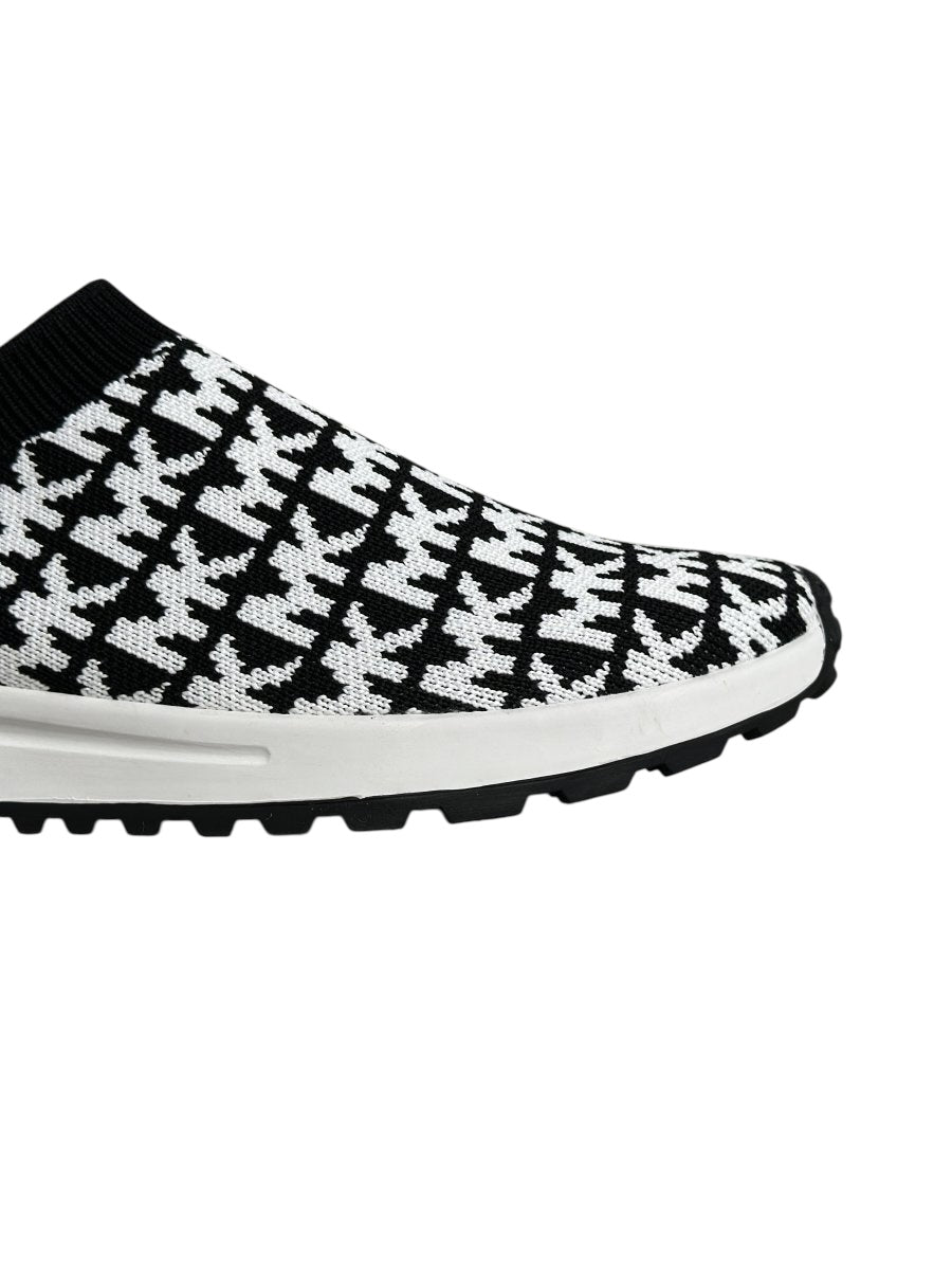 أحذية عملية من القماش الطبي