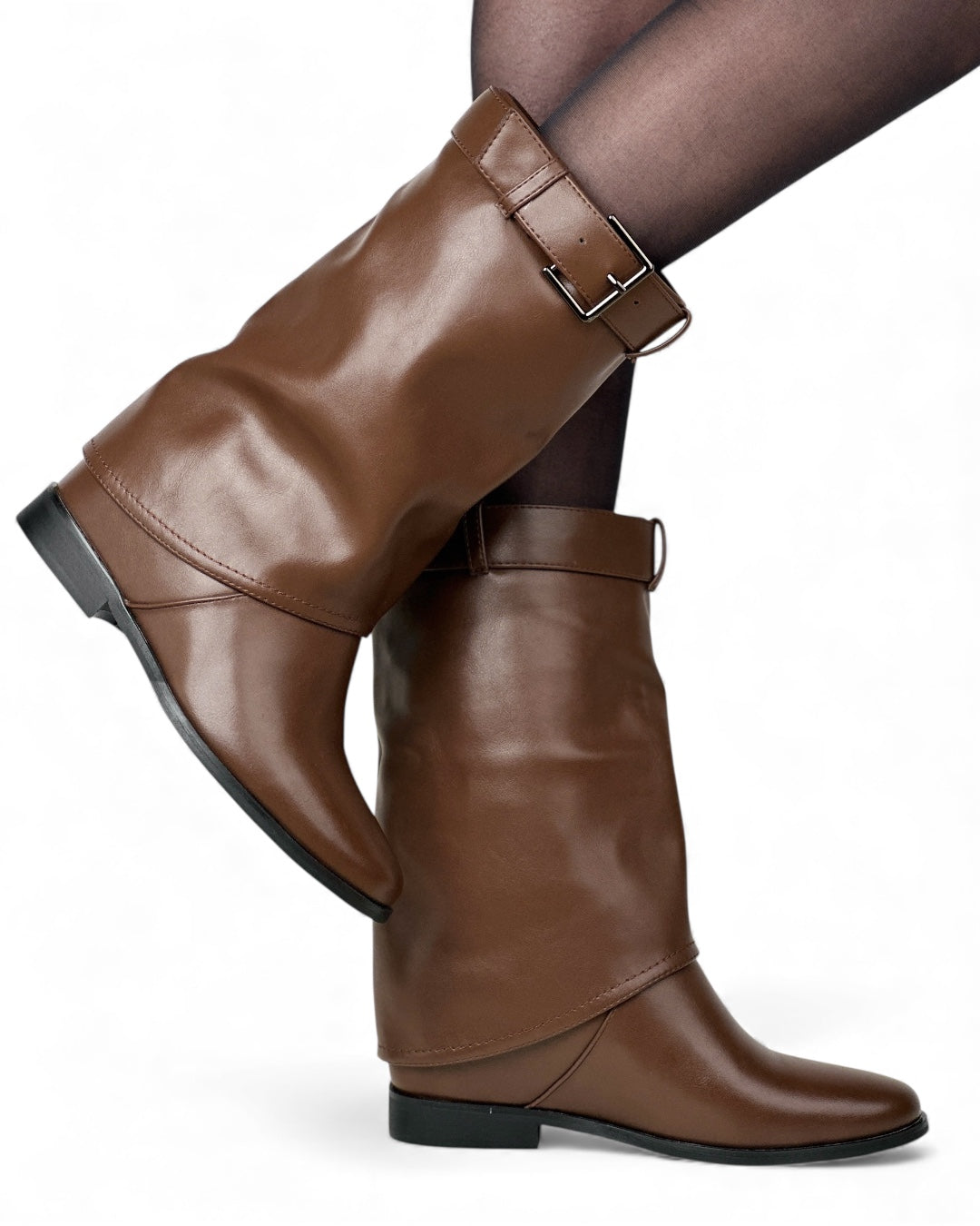 حذاء ذو نعل مسطح وحزام علوي