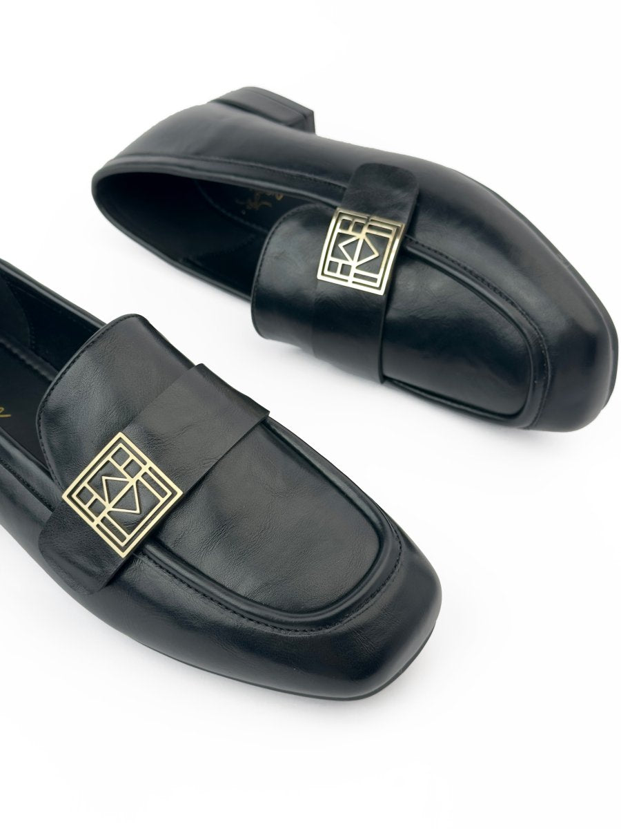 لوفر جلد ذو تفاصيل معدنية