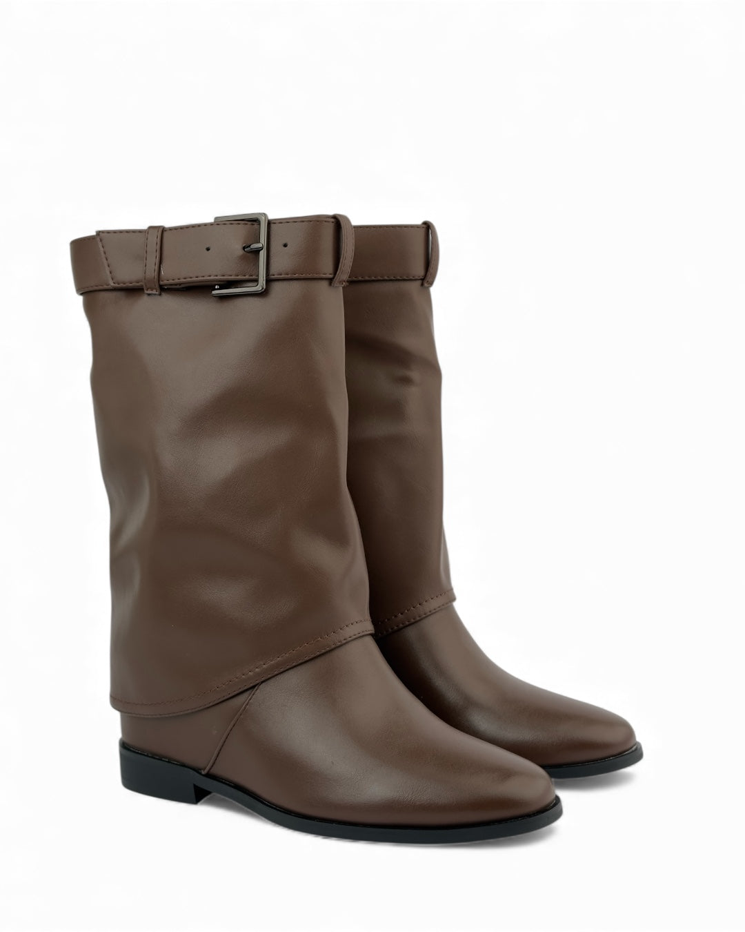 حذاء ذو نعل مسطح وحزام علوي