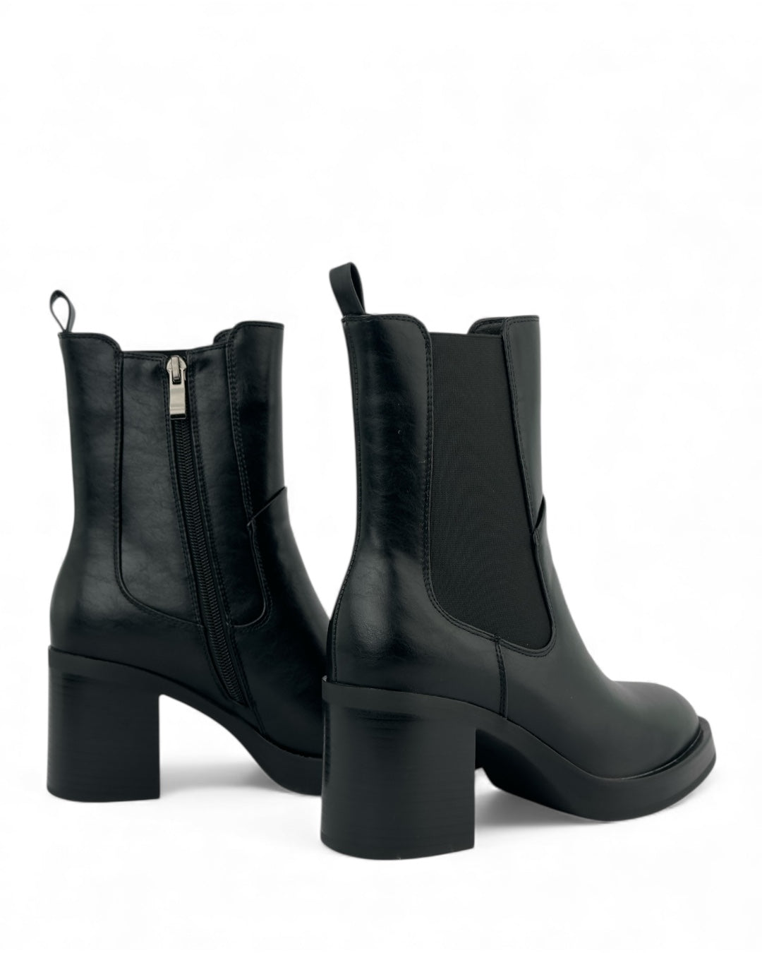 حذاء بكعب عريض من الجلد مع جزء جانبي قابل للتمدد