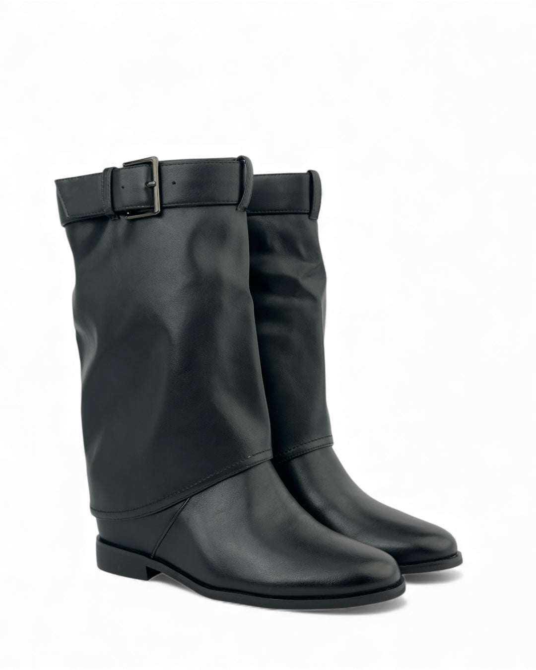 حذاء ذو نعل مسطح وحزام علوي