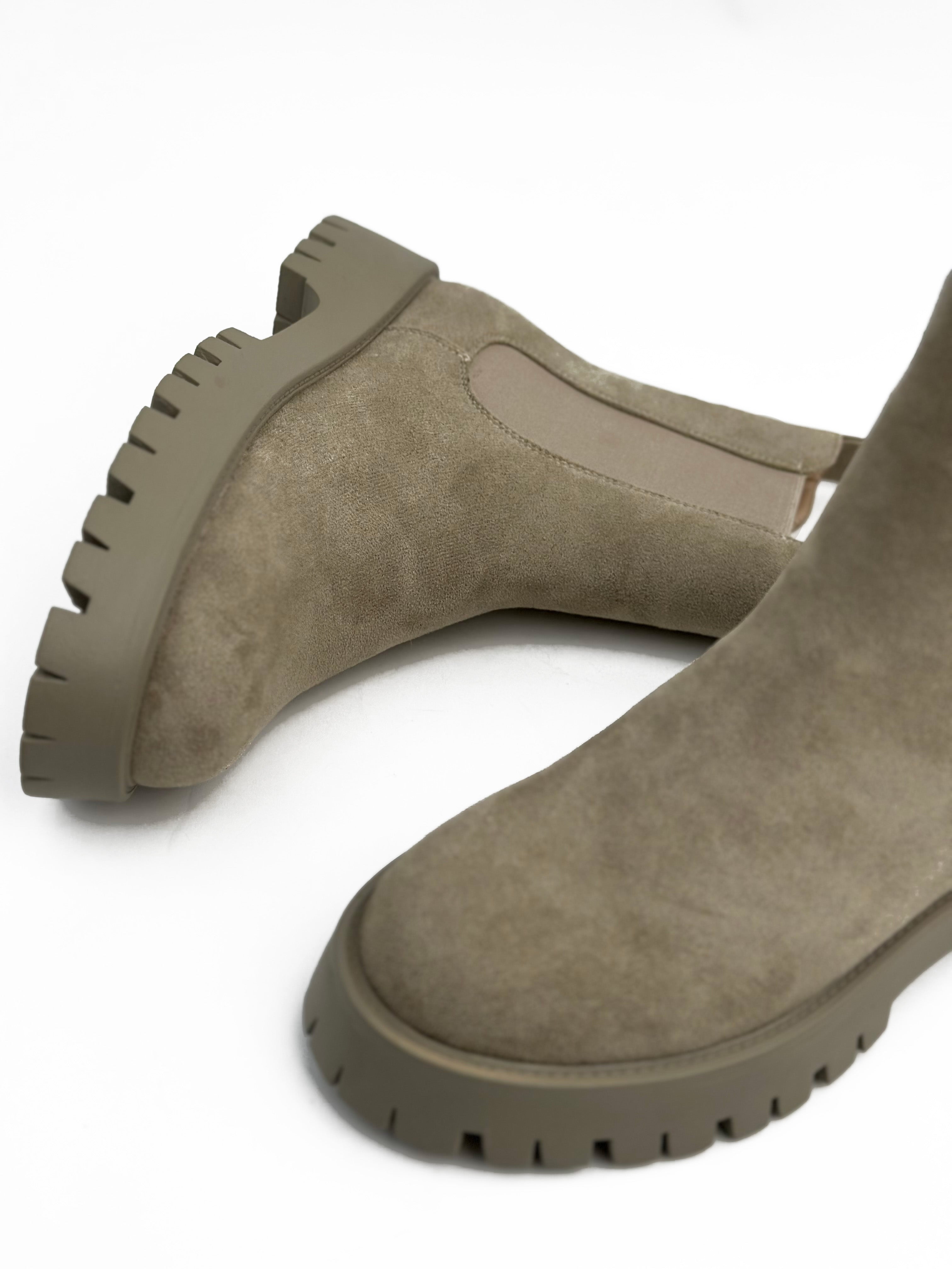 بوت من جلد الغزال يصل إلى منتصف الساق