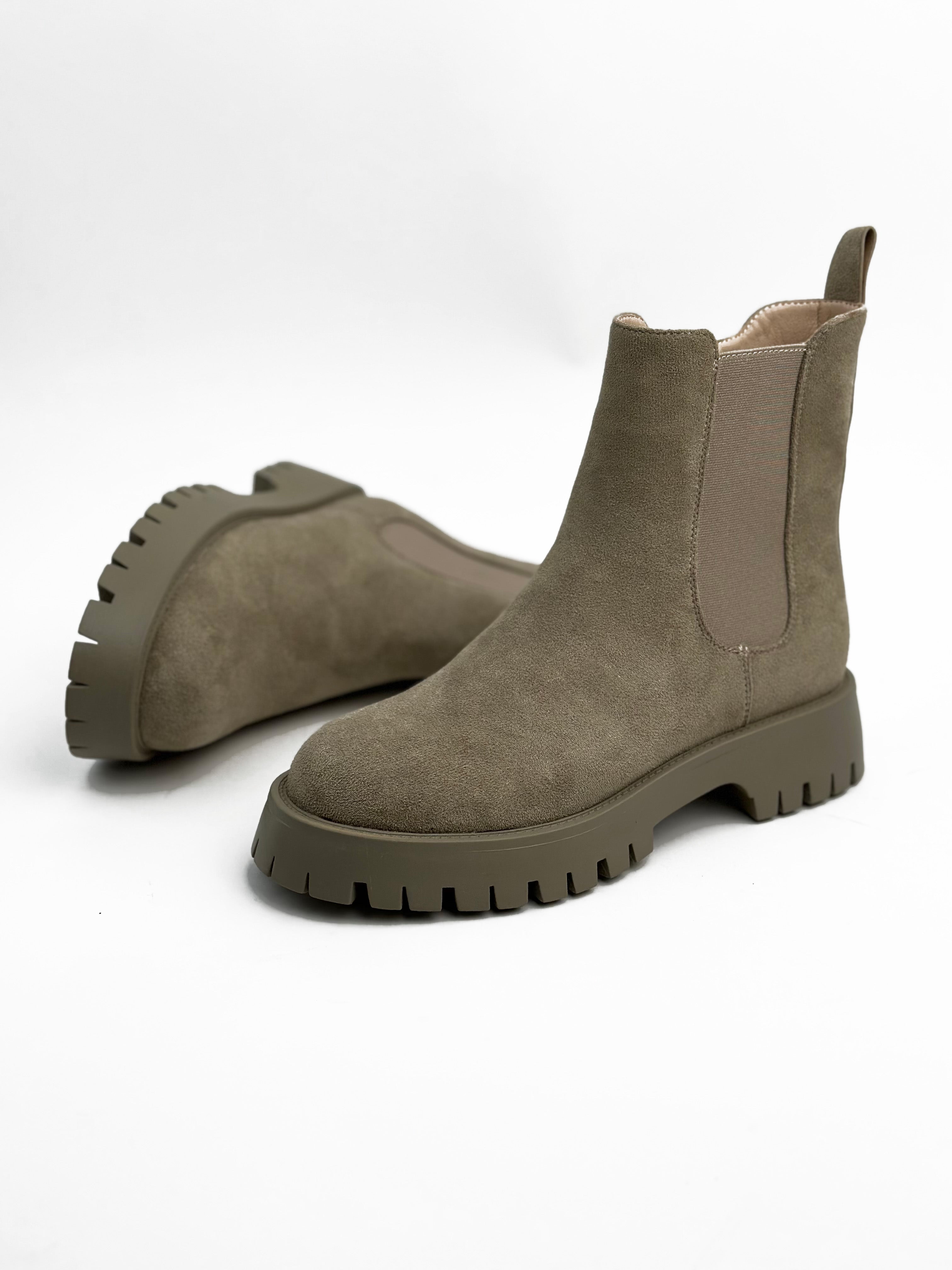 بوت من جلد الغزال يصل إلى منتصف الساق