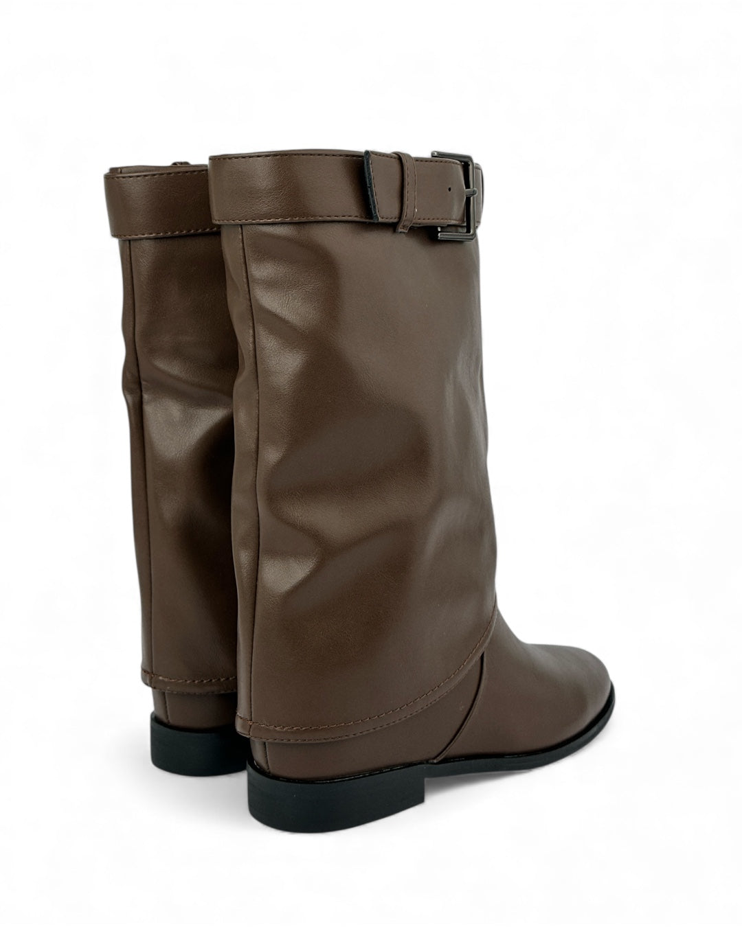 حذاء ذو نعل مسطح وحزام علوي