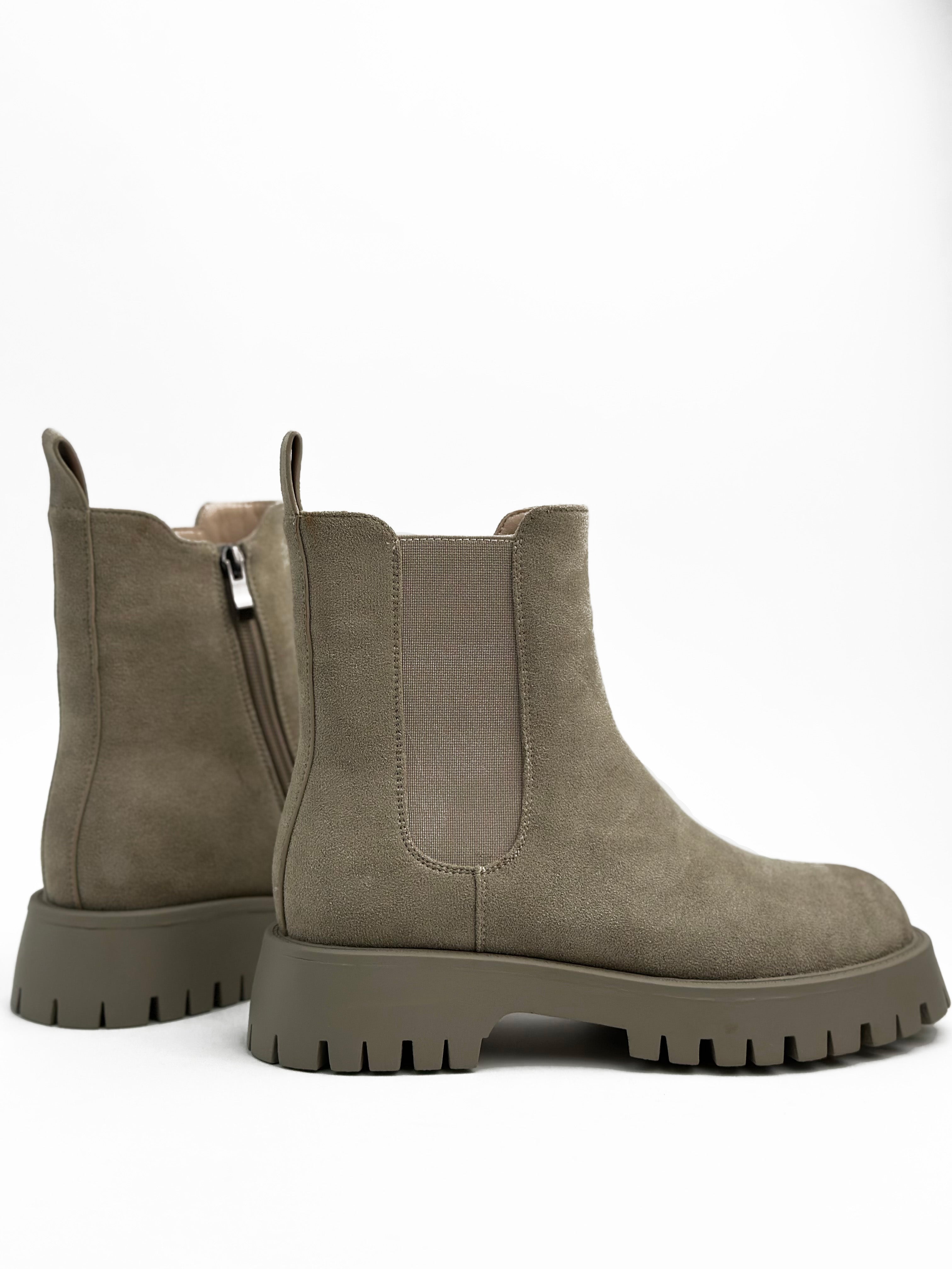 بوت من جلد الغزال يصل إلى منتصف الساق