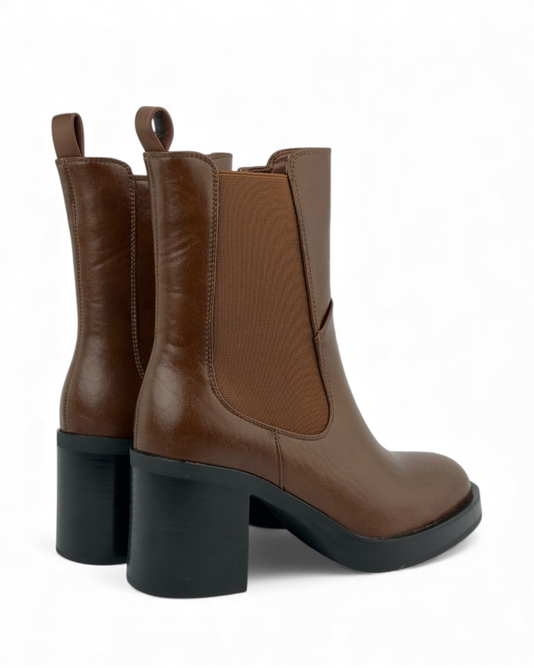 حذاء بكعب عريض من الجلد مع جزء جانبي قابل للتمدد