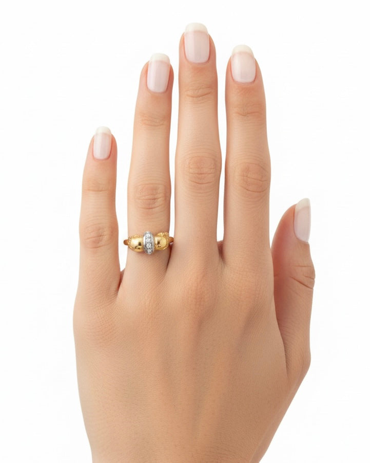 خاتم ذهبي اللون