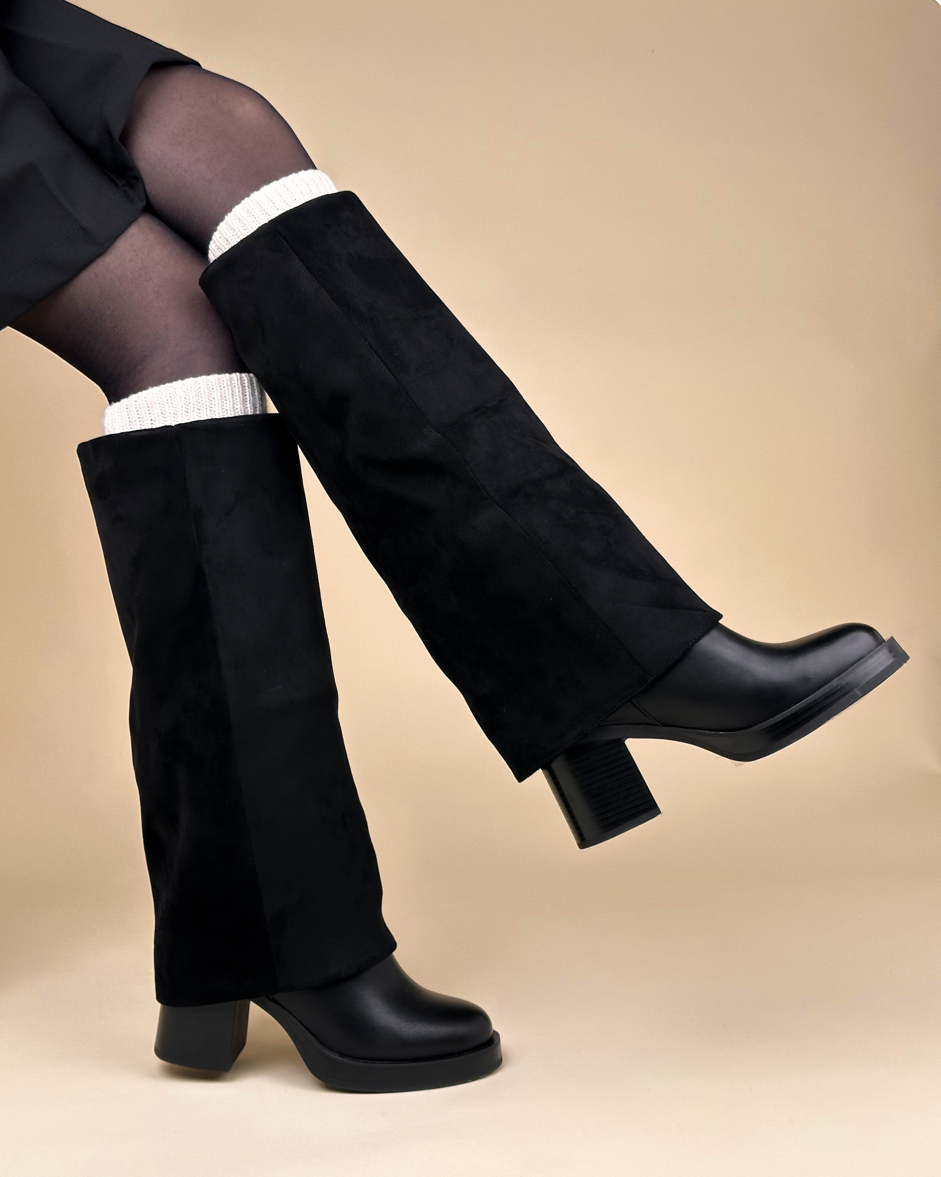 حذاء من الجلد والجلد المدبوغ بكعب عريض