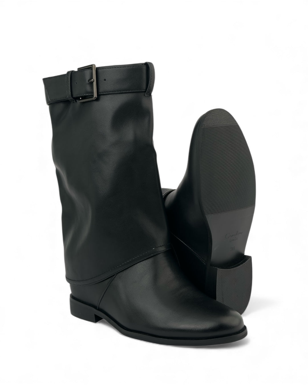 حذاء ذو نعل مسطح وحزام علوي