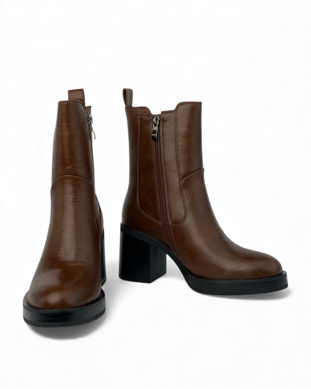 حذاء كاحل من الجلد بكعب سميك وجانب مطاطي