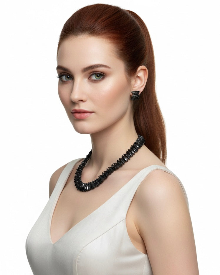 مرصع بأحجار الزركون الأسود