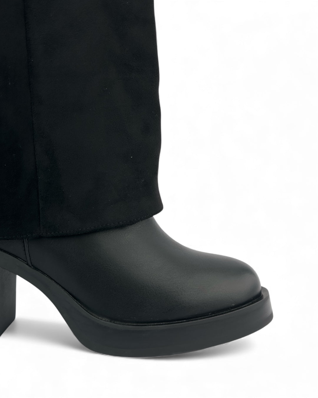 حذاء من الجلد والجلد المدبوغ بكعب عريض