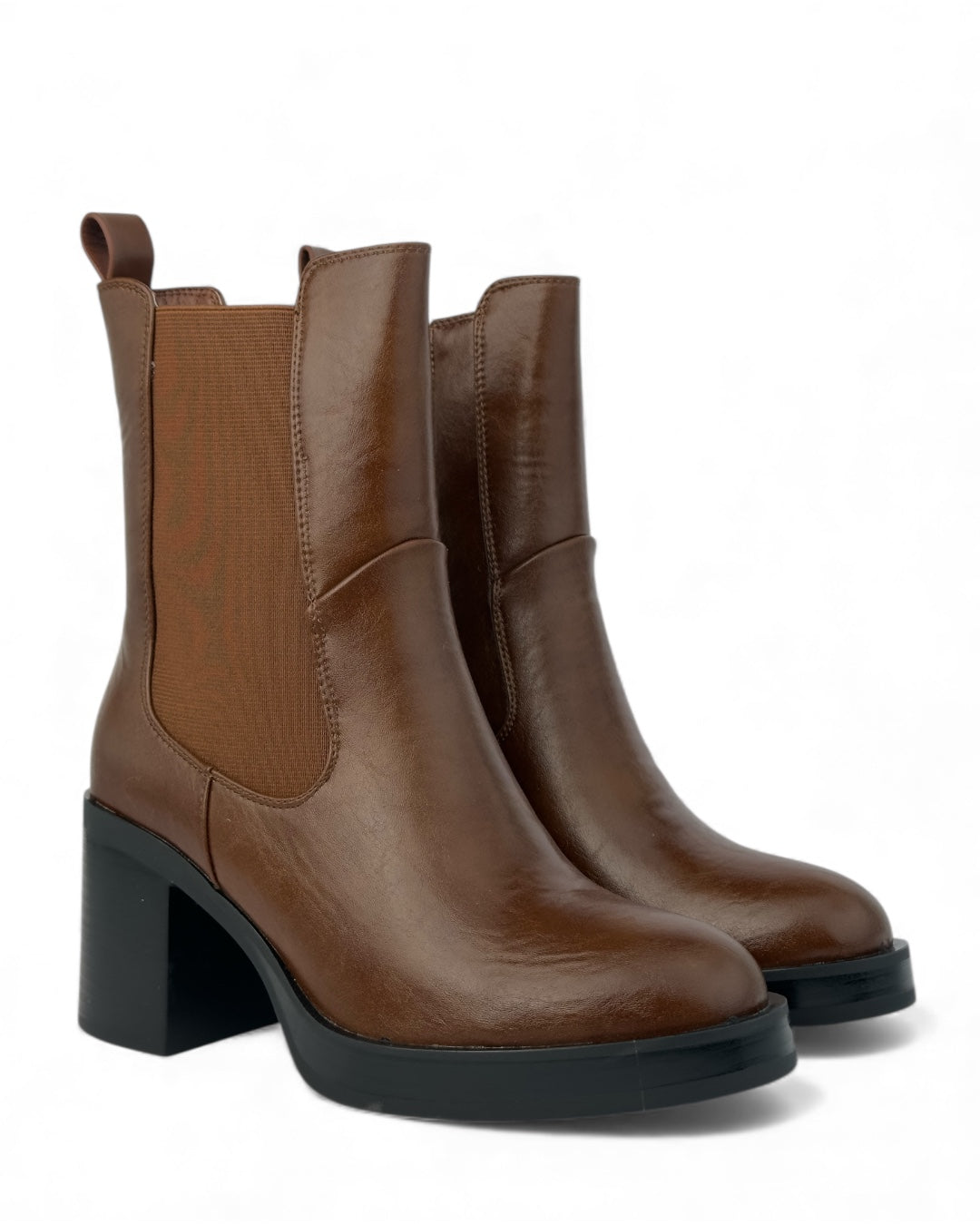 حذاء بكعب عريض من الجلد مع جزء جانبي قابل للتمدد