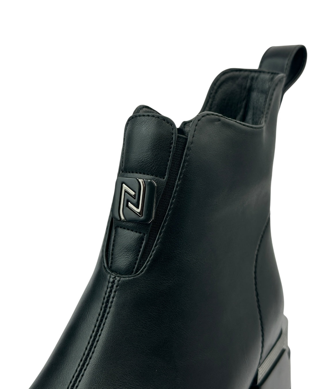 حذاء بكعب عريض مزود بسحاب من الجلد