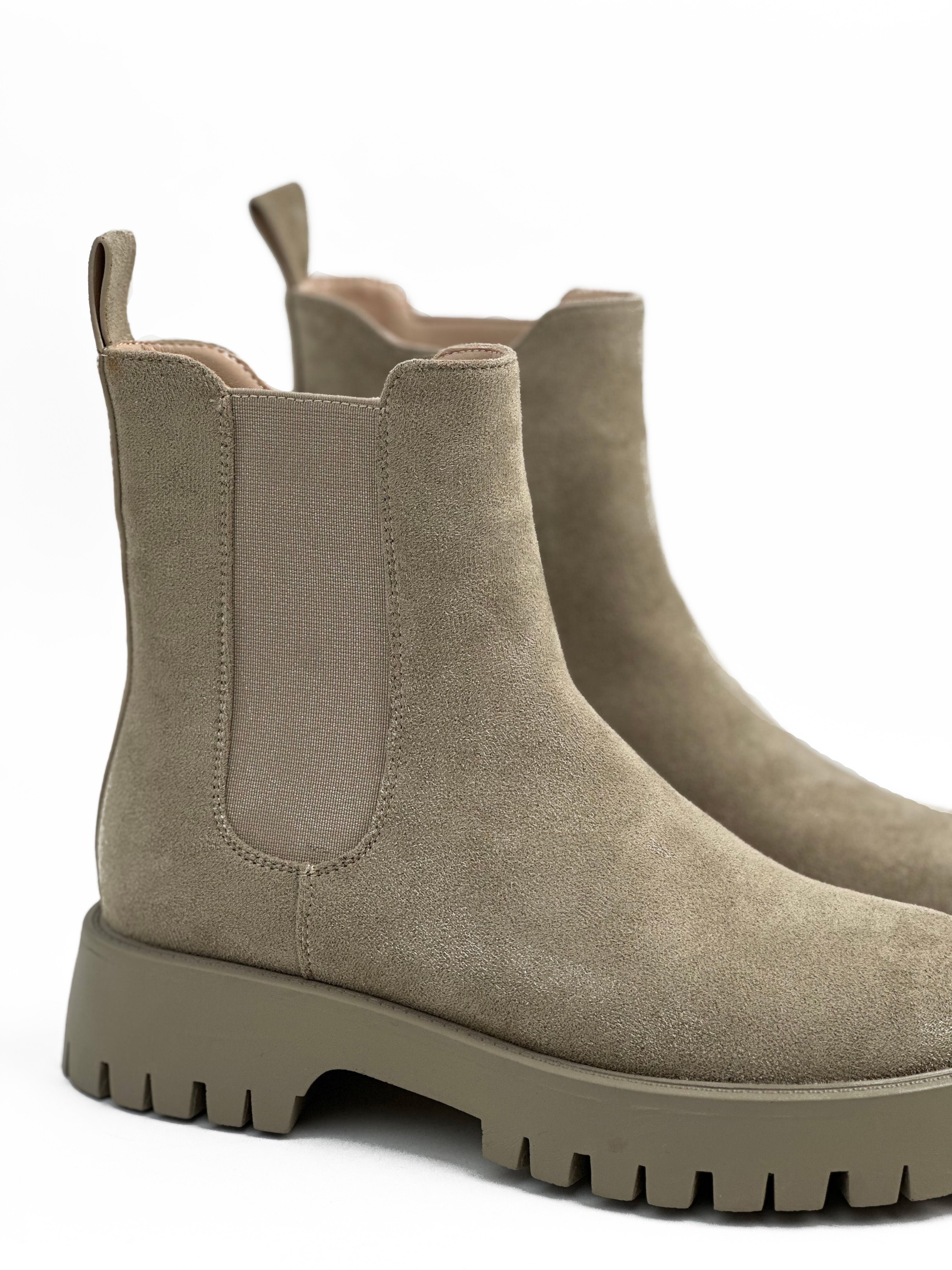 بوت من جلد الغزال يصل إلى منتصف الساق