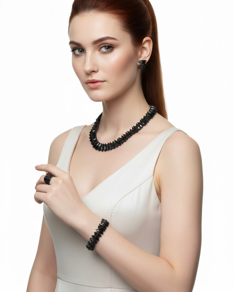 مرصع بأحجار الزركون الأسود