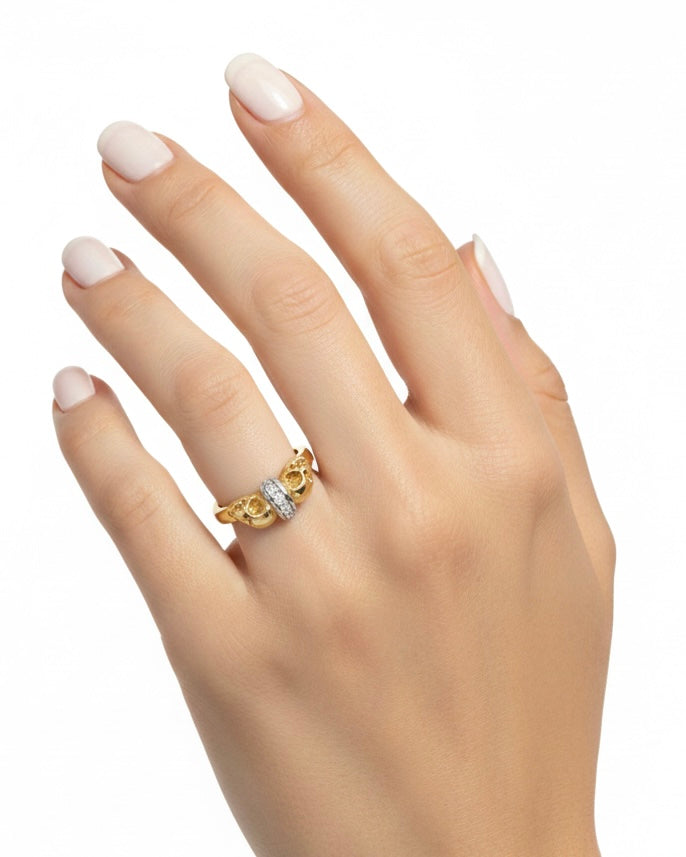 خاتم ذهبي اللون