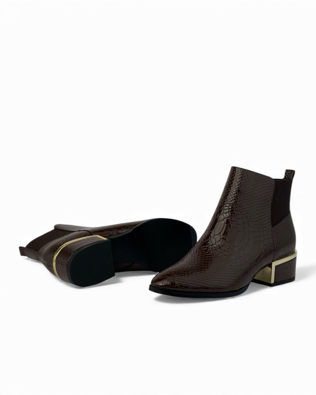 حذاء بنقشة جلد التمساح