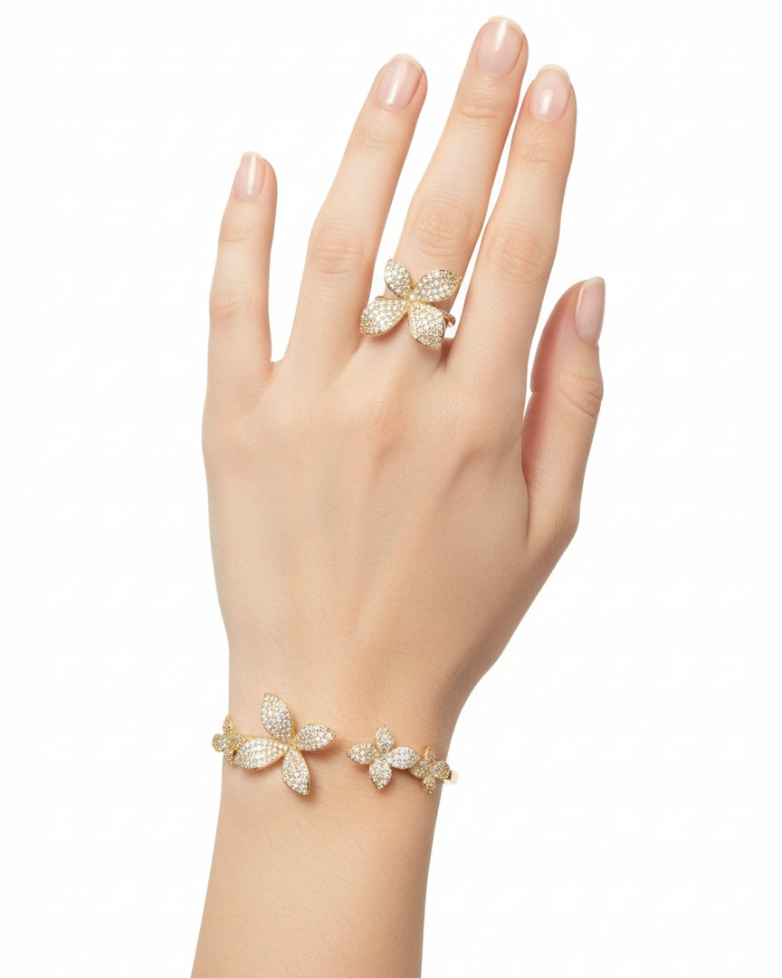 وردة مرصعة بأحجار الزركون