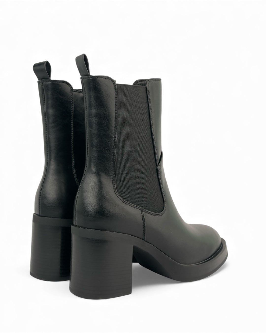 حذاء كاحل من الجلد بكعب سميك وجانب مطاطي