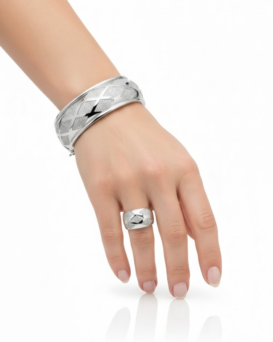 طقم سوار وخاتم مرصع بأحجار الزركون