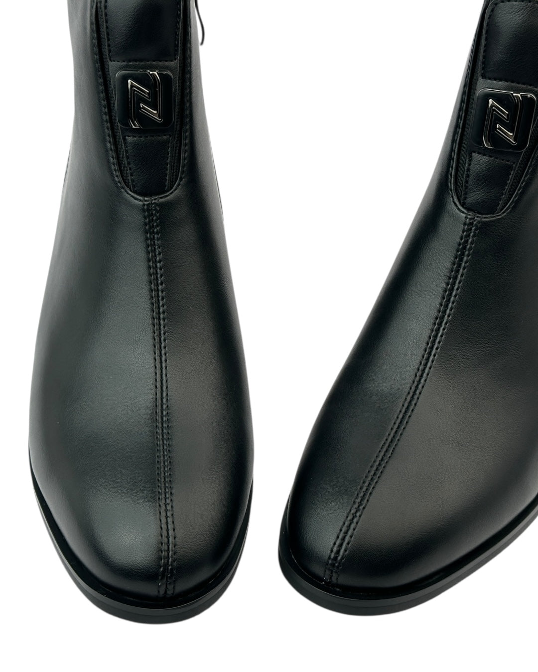 أحذية جلدية بكعب عريض