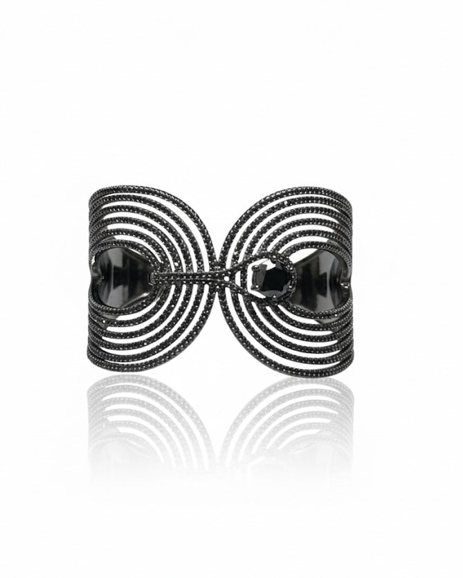 سوار مزين بالزركون الأسود