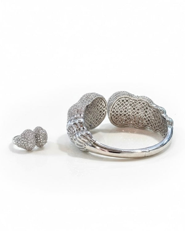 طقم سوار وخاتم مرصع بأحجار الزركون