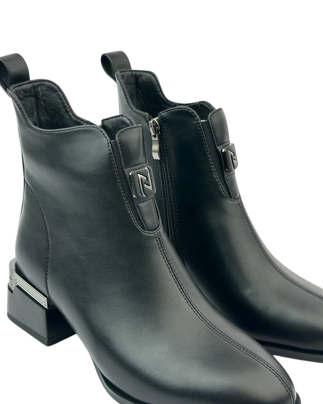 حذاء بكعب عريض مزود بسحاب من الجلد