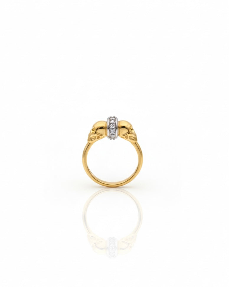 خاتم ذهبي اللون