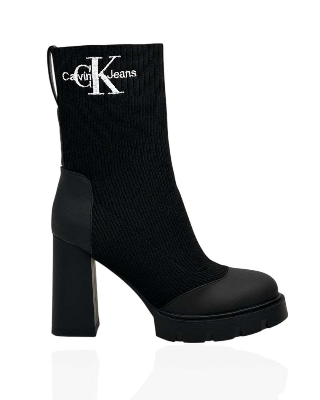 حذاء أسود متوسط الطول من القماش والجلد