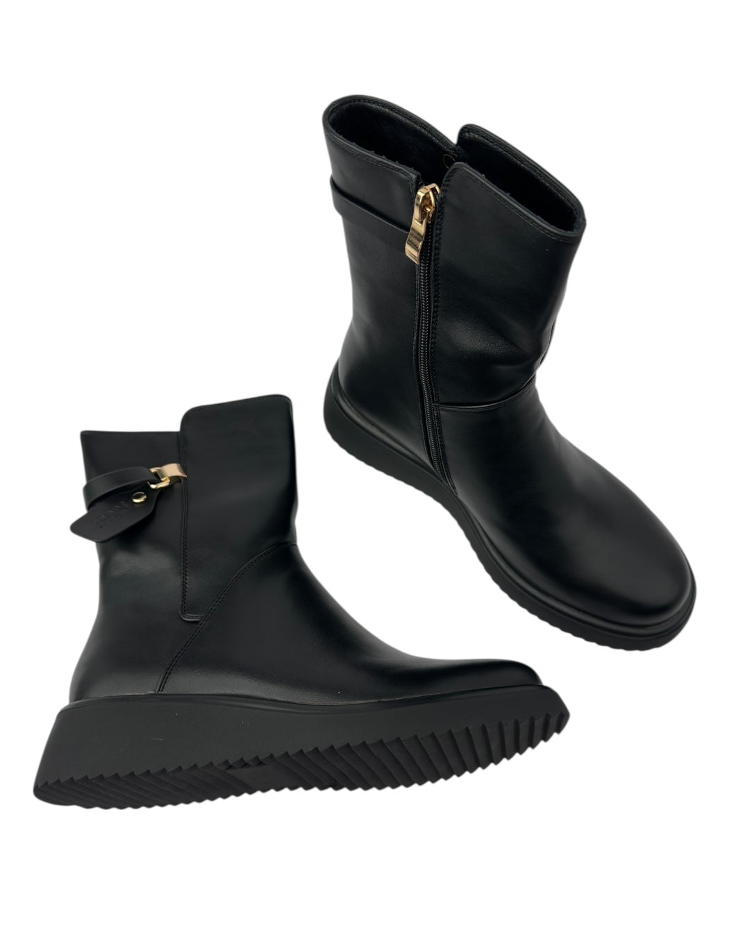 حذاء من الجلد الأملس بنعل سميك