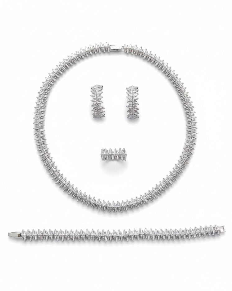 طقم مرصع بأحجار الزركون الفضية