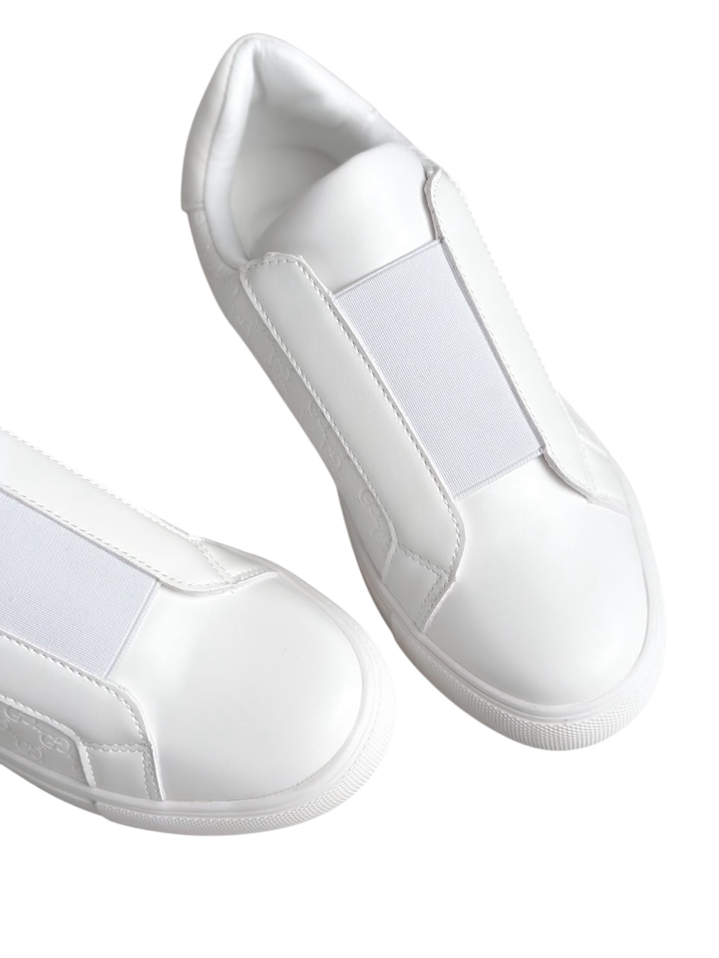 حذاء رياضي من الجلد اللامع