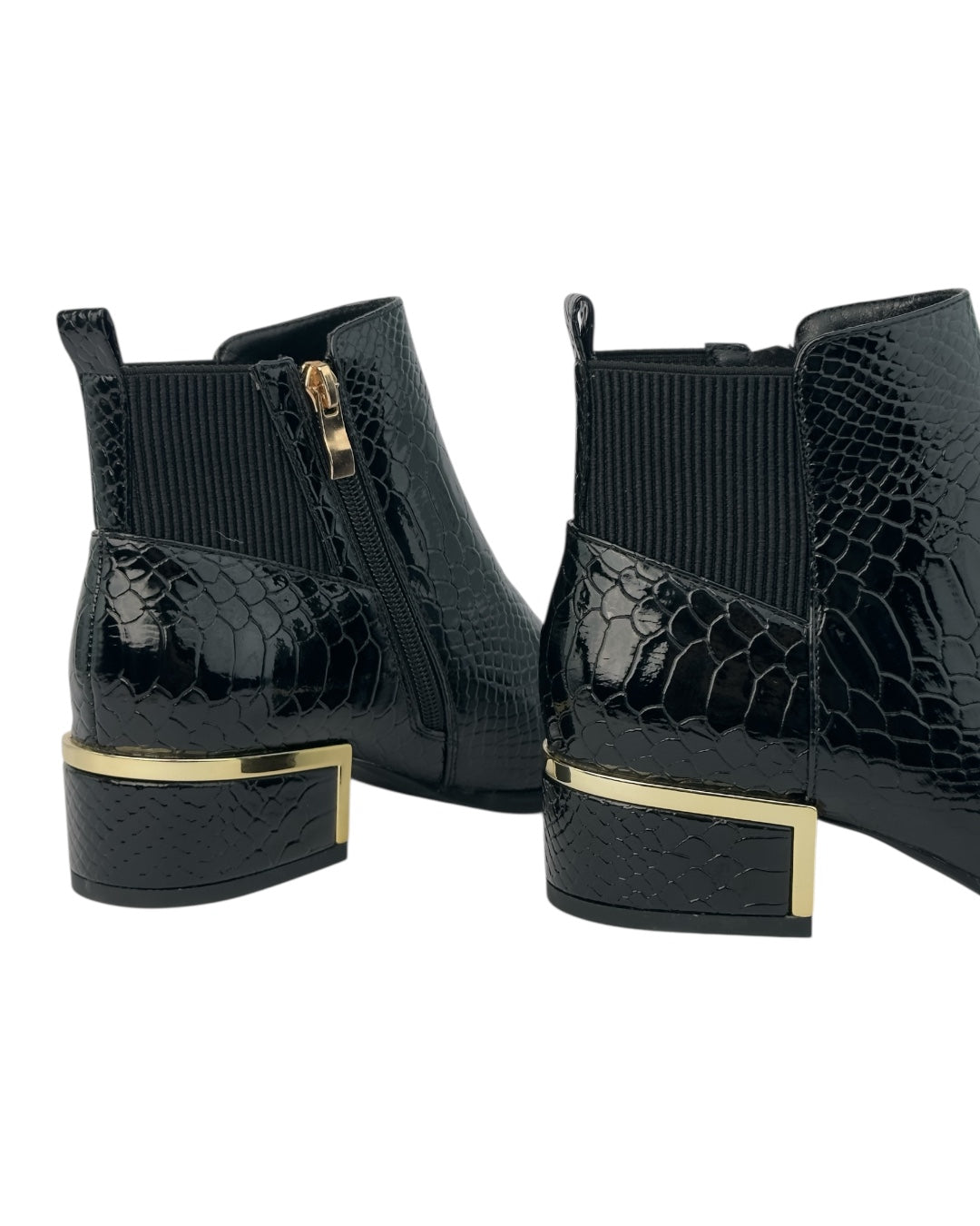 حذاء بنقشة جلد التمساح