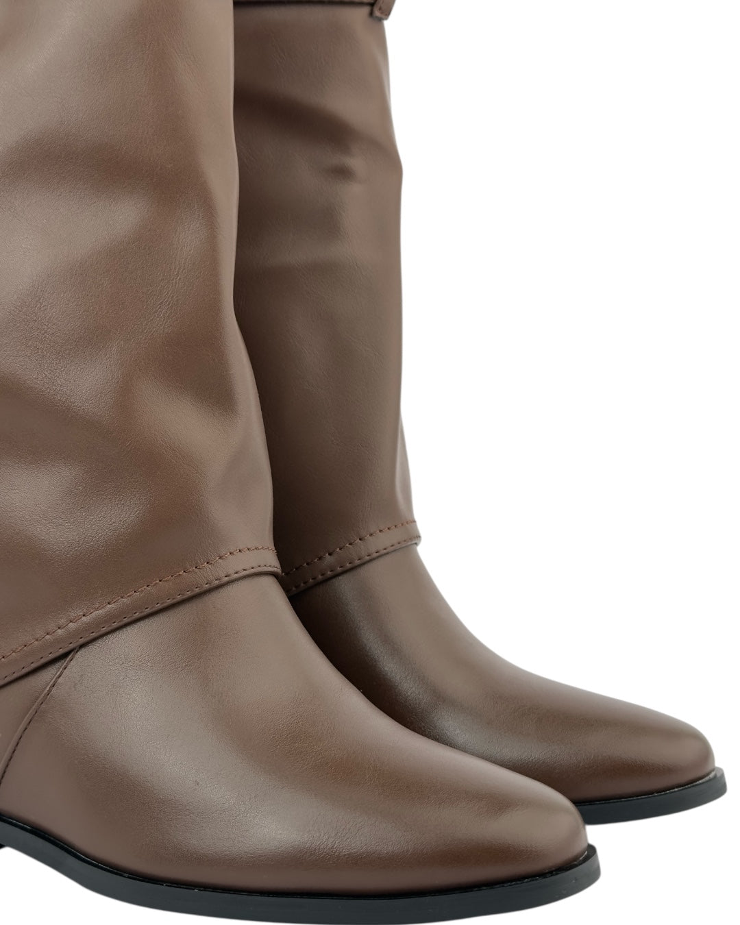 حذاء ذو نعل مسطح وحزام علوي