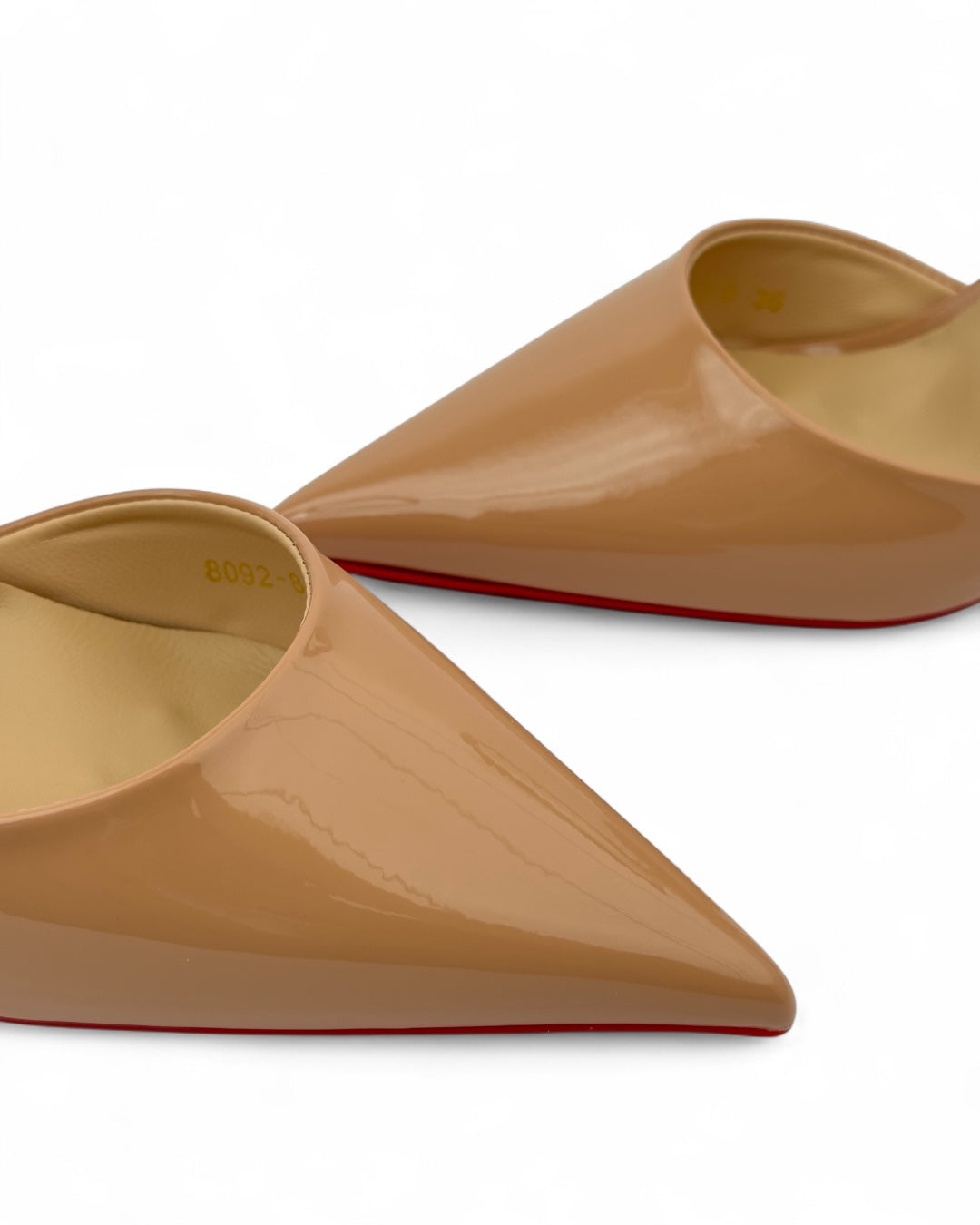 كعب عالٍ كلاسيكي من الجلد اللامع