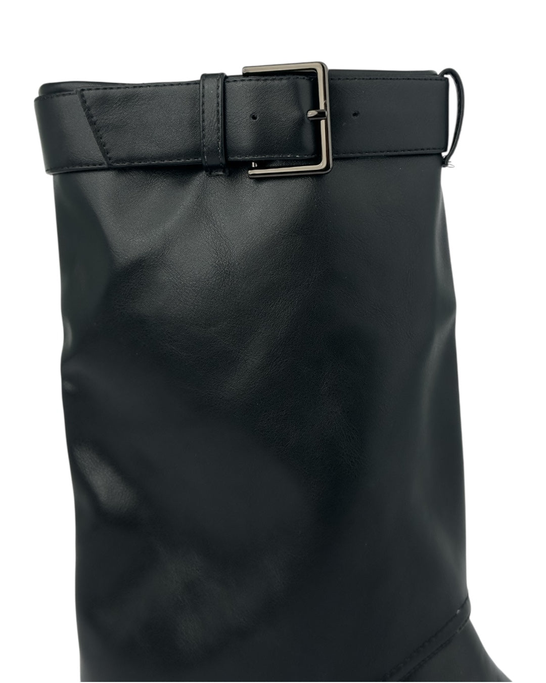 حذاء ذو نعل مسطح وحزام علوي