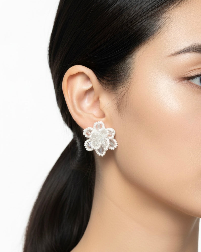 أقراط على شكل وردة مزينة باللؤلؤ