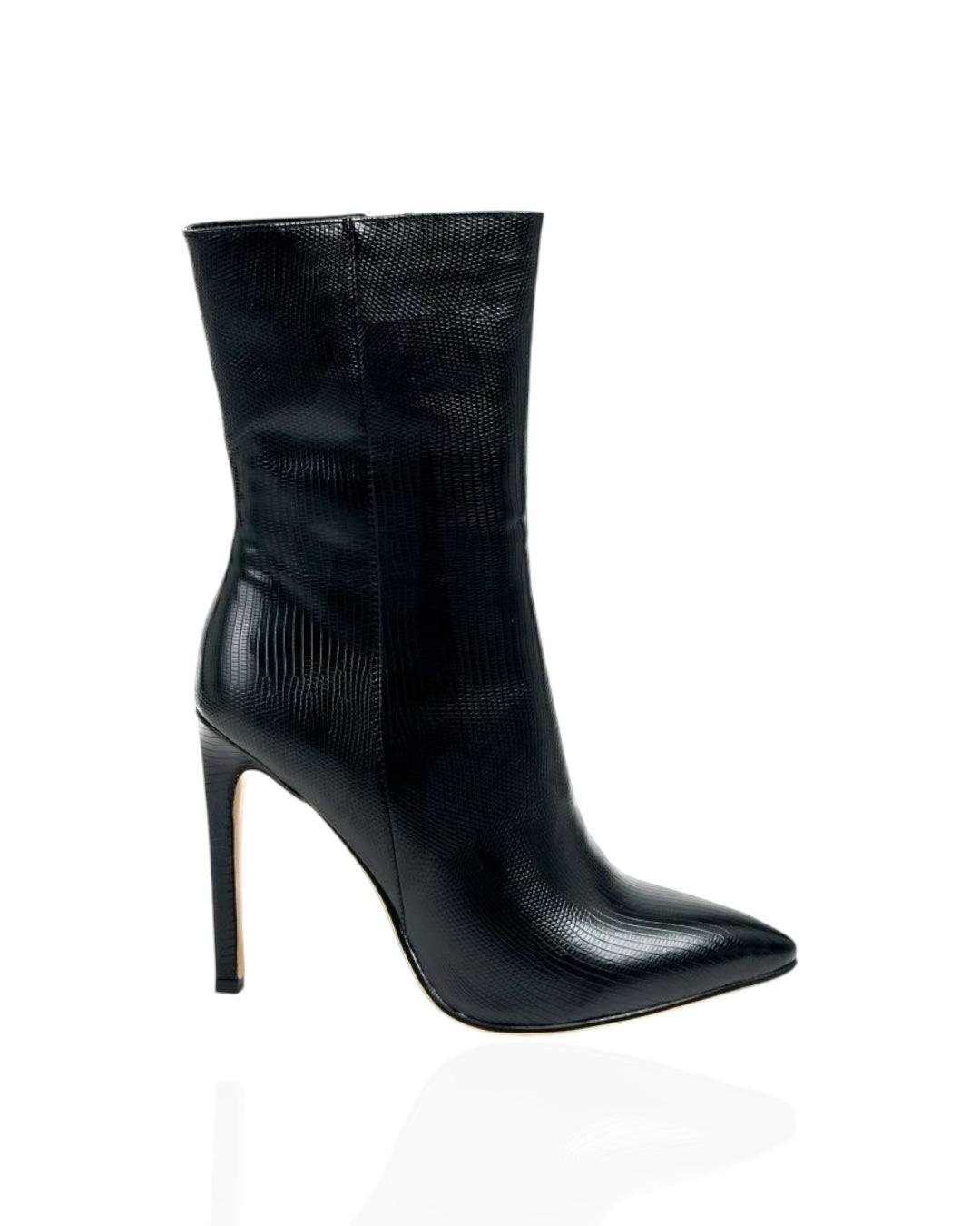 حذاء أسود من الجلد يصل إلى منتصف الساق