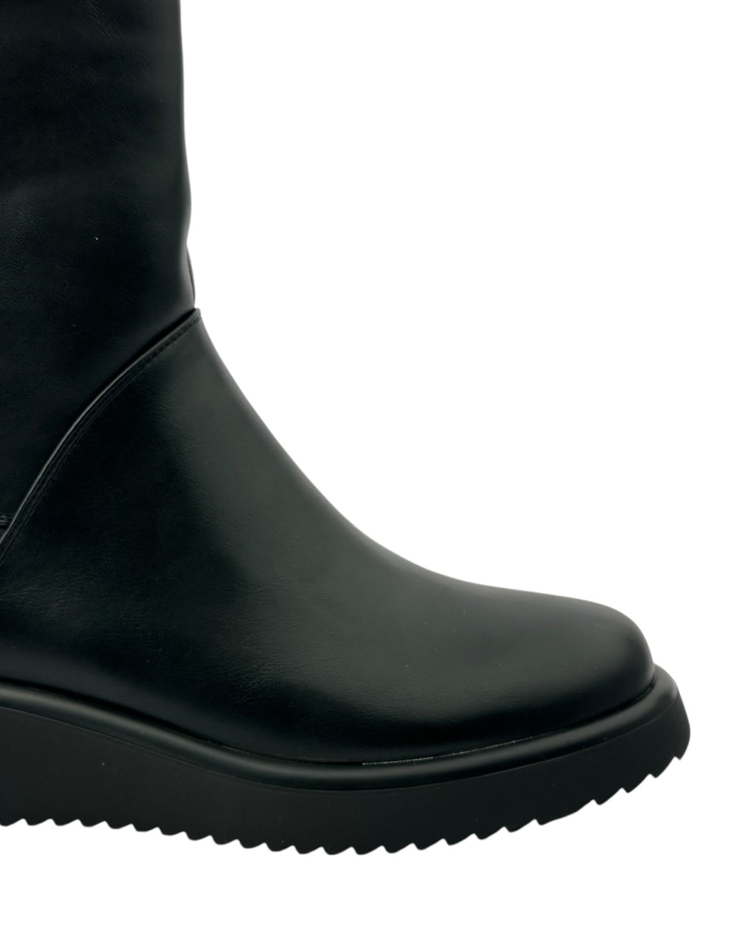 حذاء من الجلد الأملس بنعل سميك