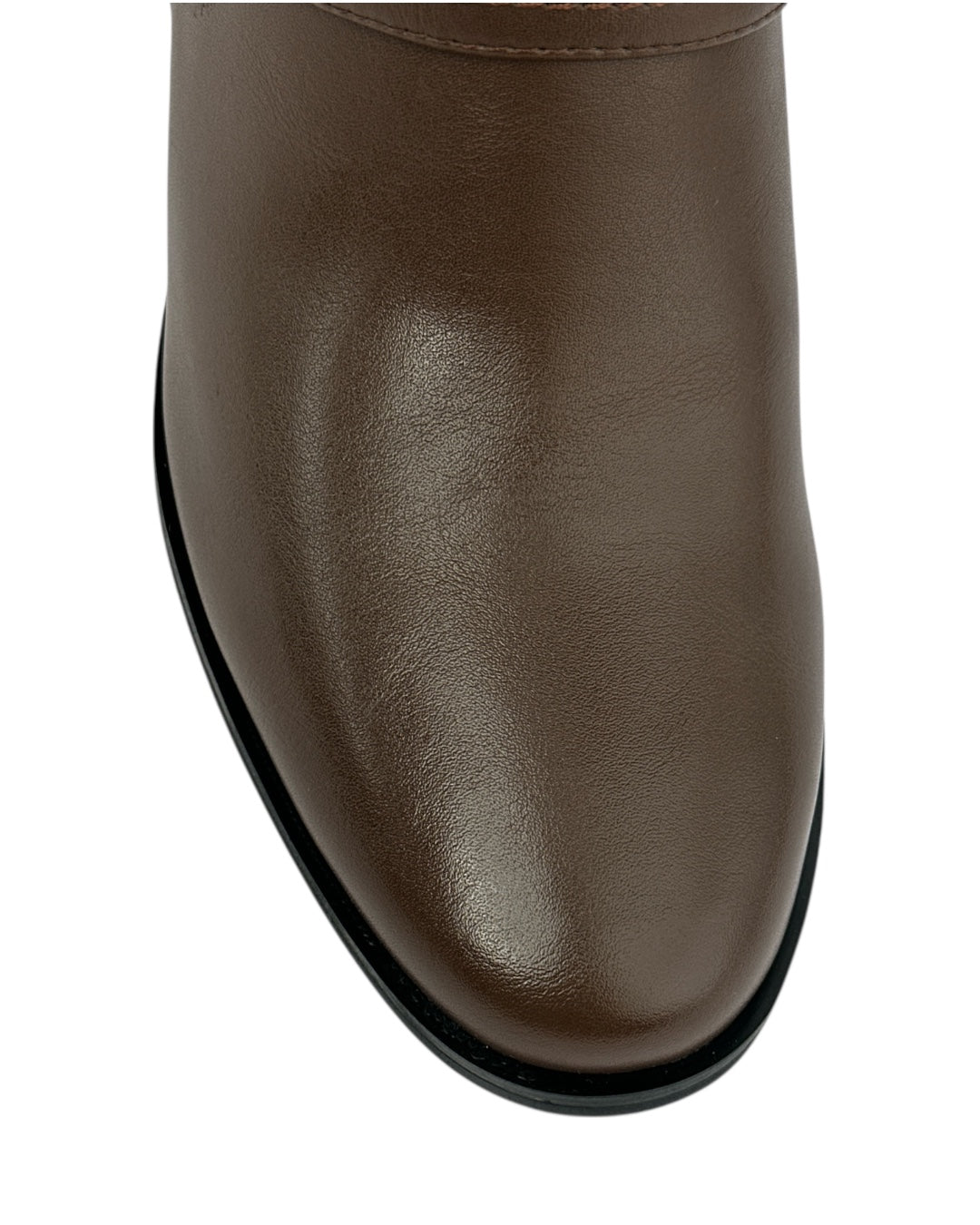 حذاء ذو نعل مسطح وحزام علوي