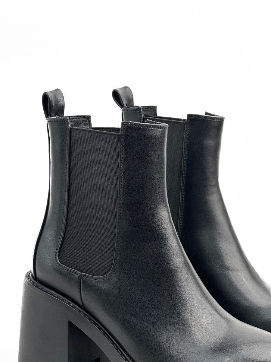 Leather Chelsea boot with thick sole